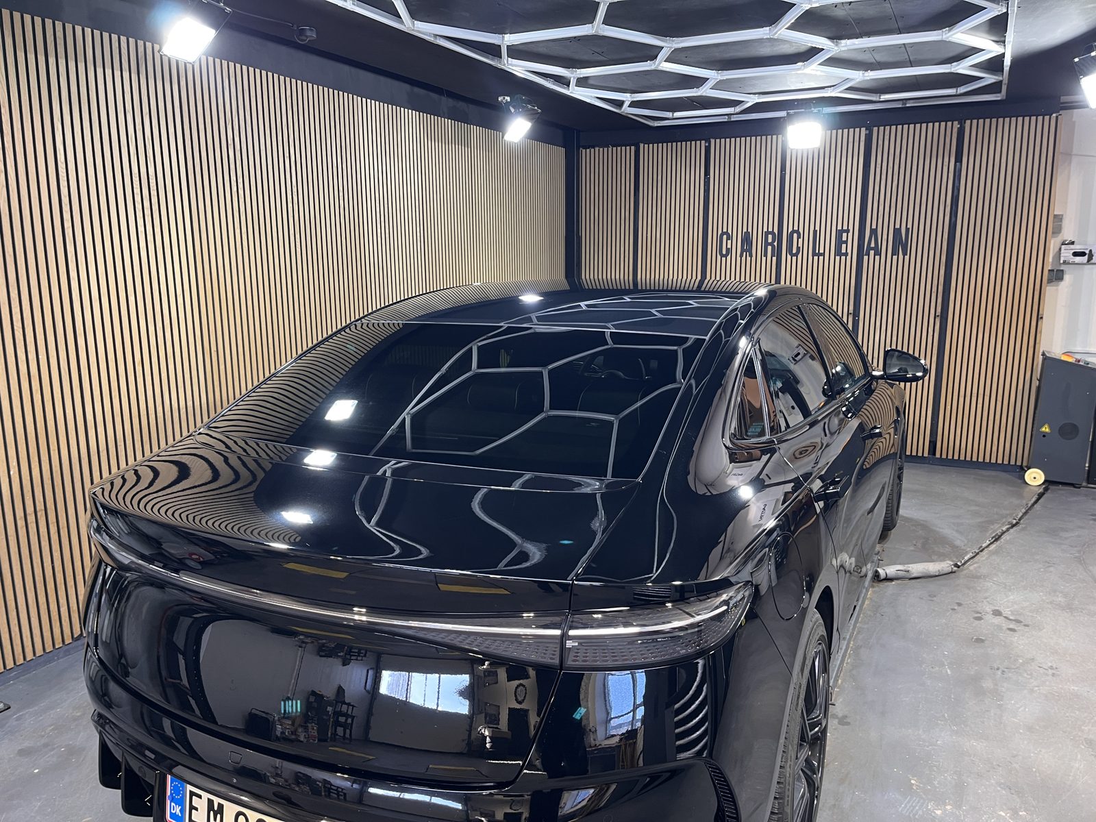 Sort bil med blank lak efter keramisk coating hos Carclean i Birkerød